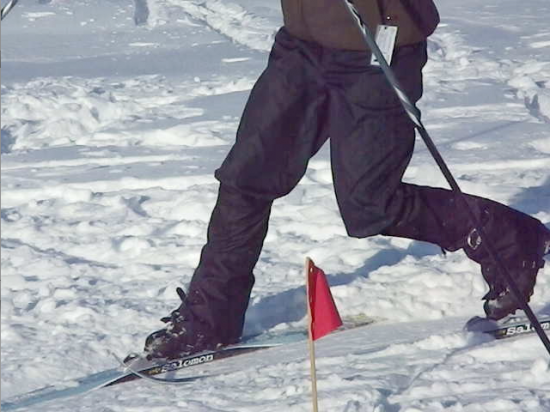 Une élève pratique le télémark de base sur un parcours. Photo via S. Tessier au Cours de Descente débutant, février 2012.
