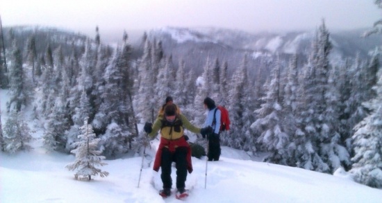 Marie-Josée était grimpée et grippée quand elle a pris cette photo, en excursion des fêtes TripLevé. Et ça parait, la photo est "frostée". Comme au 2 janvier au matin, à la sortie du refuge, alors qu'il faisait moins 35! Des records pour Charlevoix. Une expérience cryologique d'aller à la bécosse par un tel froid...
