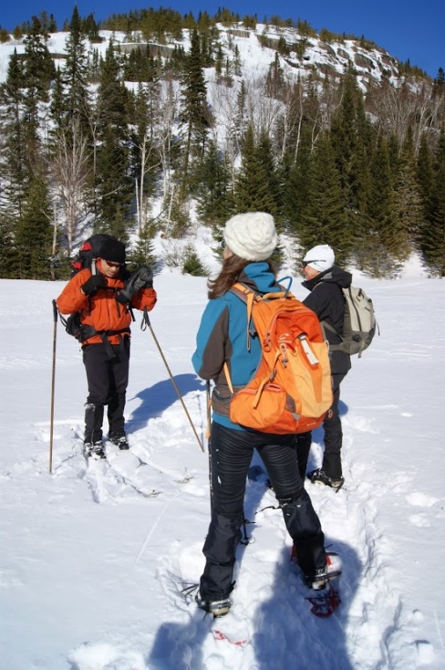 Lumière sur les tuques blanches-neige. Merci Lara Levis pour cette photo prise sur le lac Azas de la PT, le 8 mars 2014.