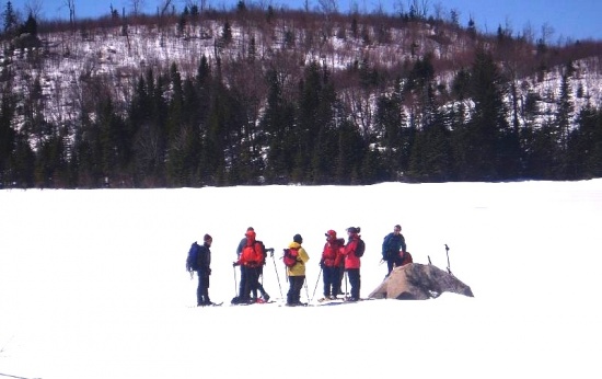Un lac ensoleillé en altitude à la Vallée Bras-du-Nord. Excursion VVV des 9- 10 avril 2005. Photo par Martin Thériault.