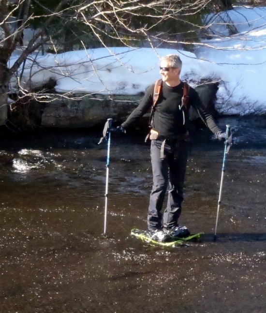 Michel en raquette dans la rivière Noire à la Pétouille, secteur Nord. La belle lumière printanière! Photo par Dominic Colameo à la mémorable Pâques 2013.