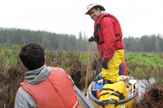 Exploration d'une tourbière avoisinant la rivière Désert, aux Patriotes 2009. Photo par Martin Boudreault.