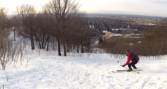 Christiania parallèle en ski nordique. Pente de ski alpin désaffectée de l'Université de Montréal. Photo extraite d'un vidéo par Christine Desmarais. 20 mars 2015.