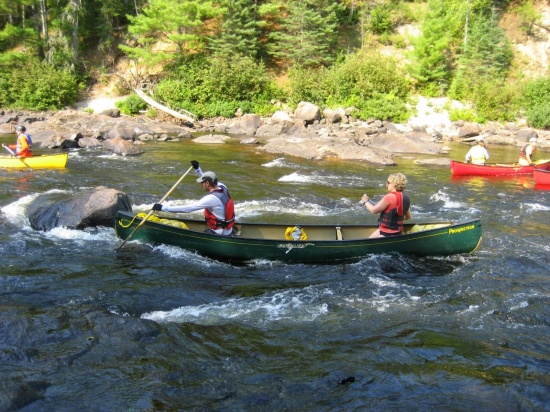 Cours d'Initiation à l'eau vive pour le canot-camping. Photo par M.-A. Lepage, via Inouk D., 10 août 2014.