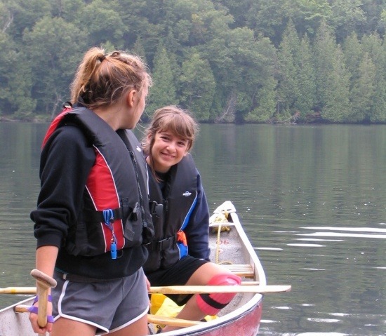 Deux élèves au cours de Niveau 2 eau calme. Photo prise au lac Bouchette à Morin-Heights par M. Valade en juillet 2010.