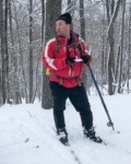 Dominic Colameo au manteau rouge, sur le Mt-Royal.